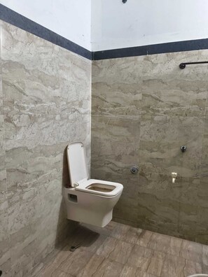 Basic-Dreibettzimmer | Badezimmer