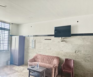 Lobby sitting area - PRM CLASSIC LODGE (Perundurai)