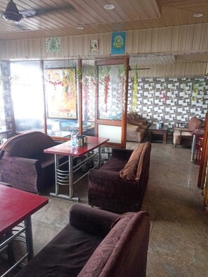 Restaurant - Hotel Pine View Villa (Solan)