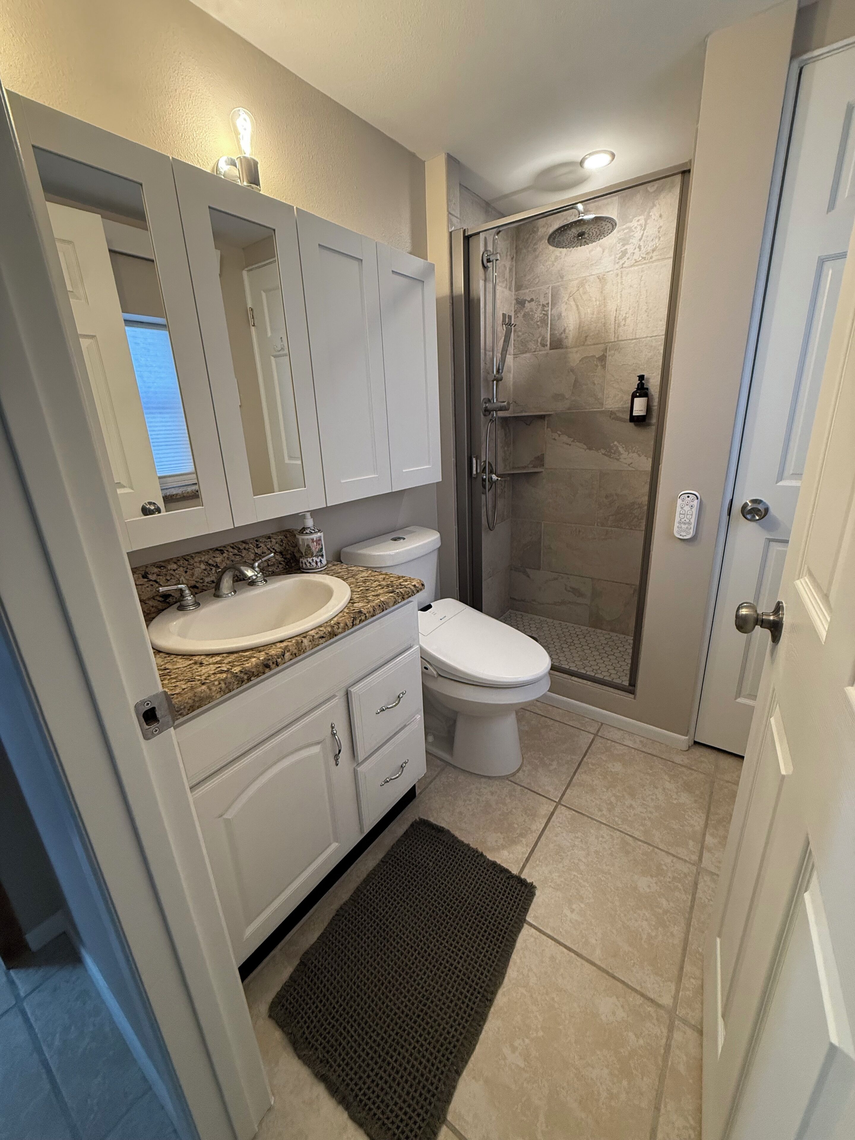 Dusj, hårføner, bidé og håndklær