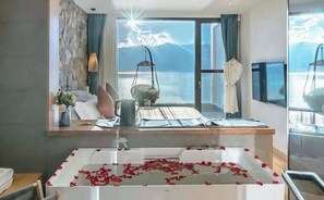 Deep soaking bathtub - Dali Nanshenan Seaview Resort Villa (Dali)