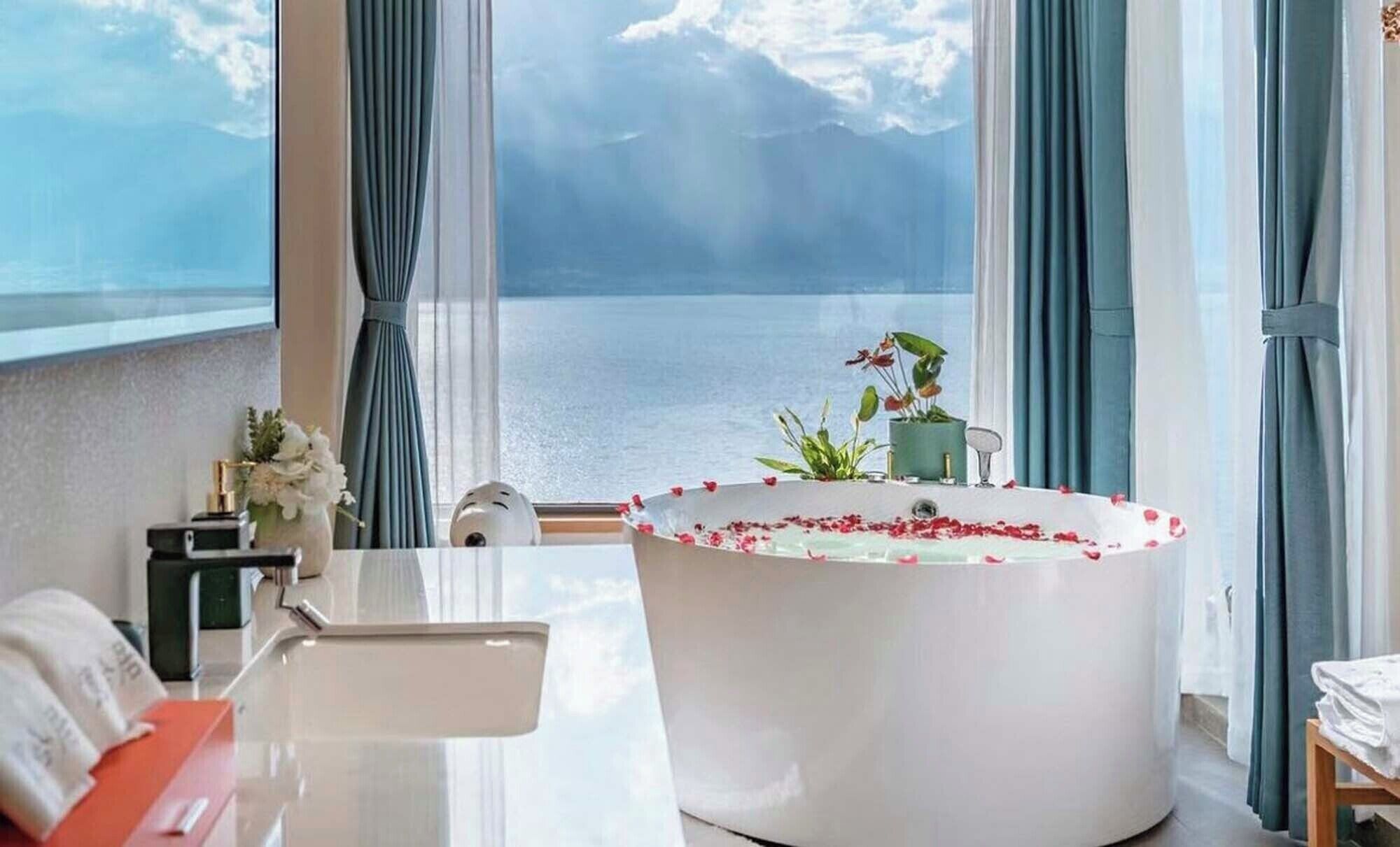 Deep soaking bathtub