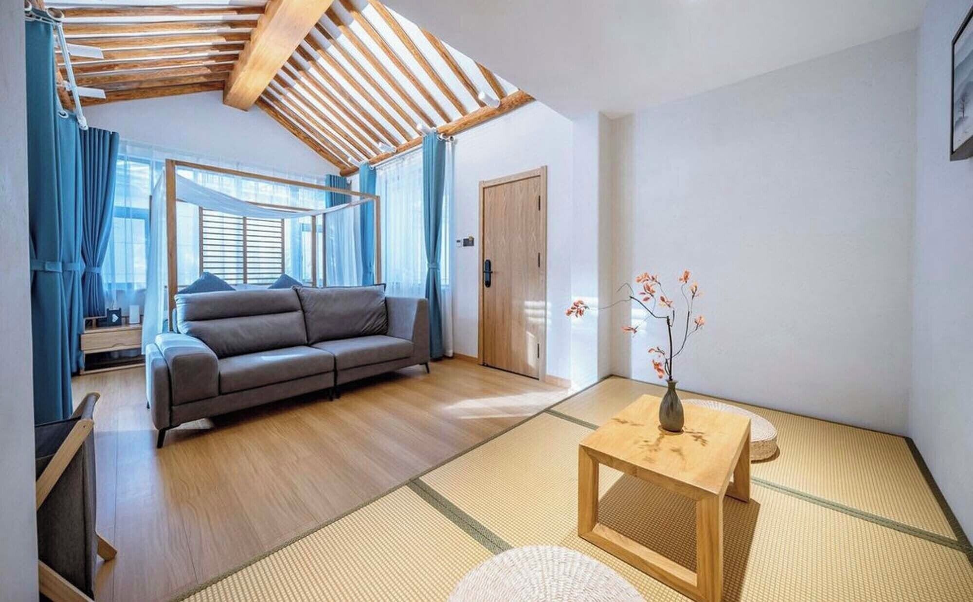 Deluxe-Doppelzimmer, Hügelblick | Wohnzimmer | LCD-Fernseher