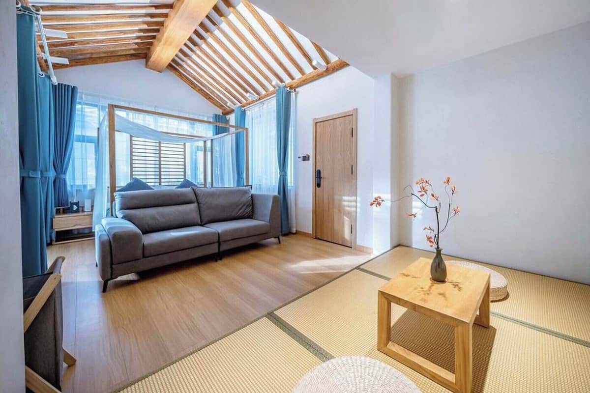 Deluxe-Doppelzimmer, Hügelblick | Wohnzimmer | LCD-Fernseher