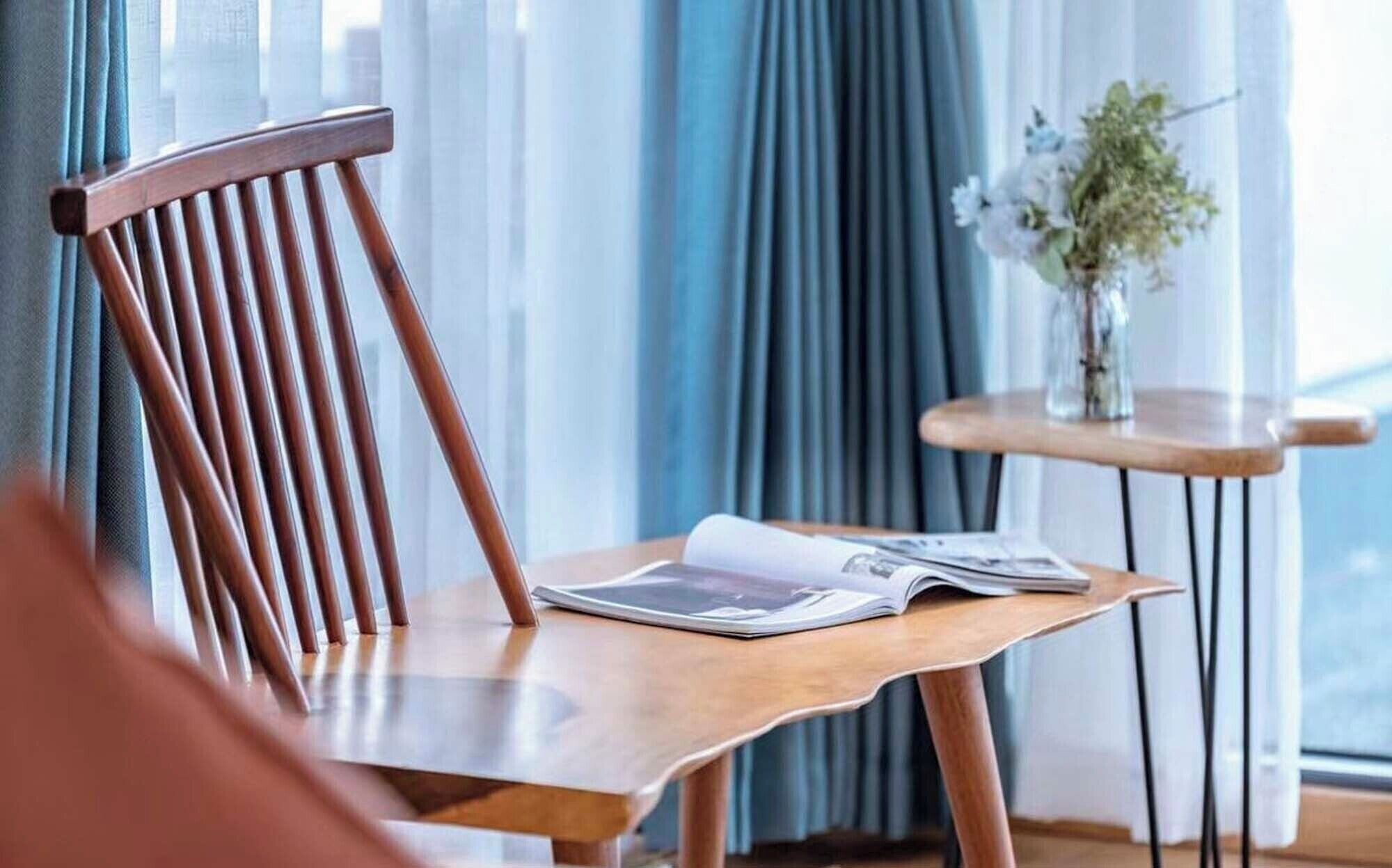 Habitación básica doble, balcón, vista al mar | Área de sala de estar | Televisión LCD 