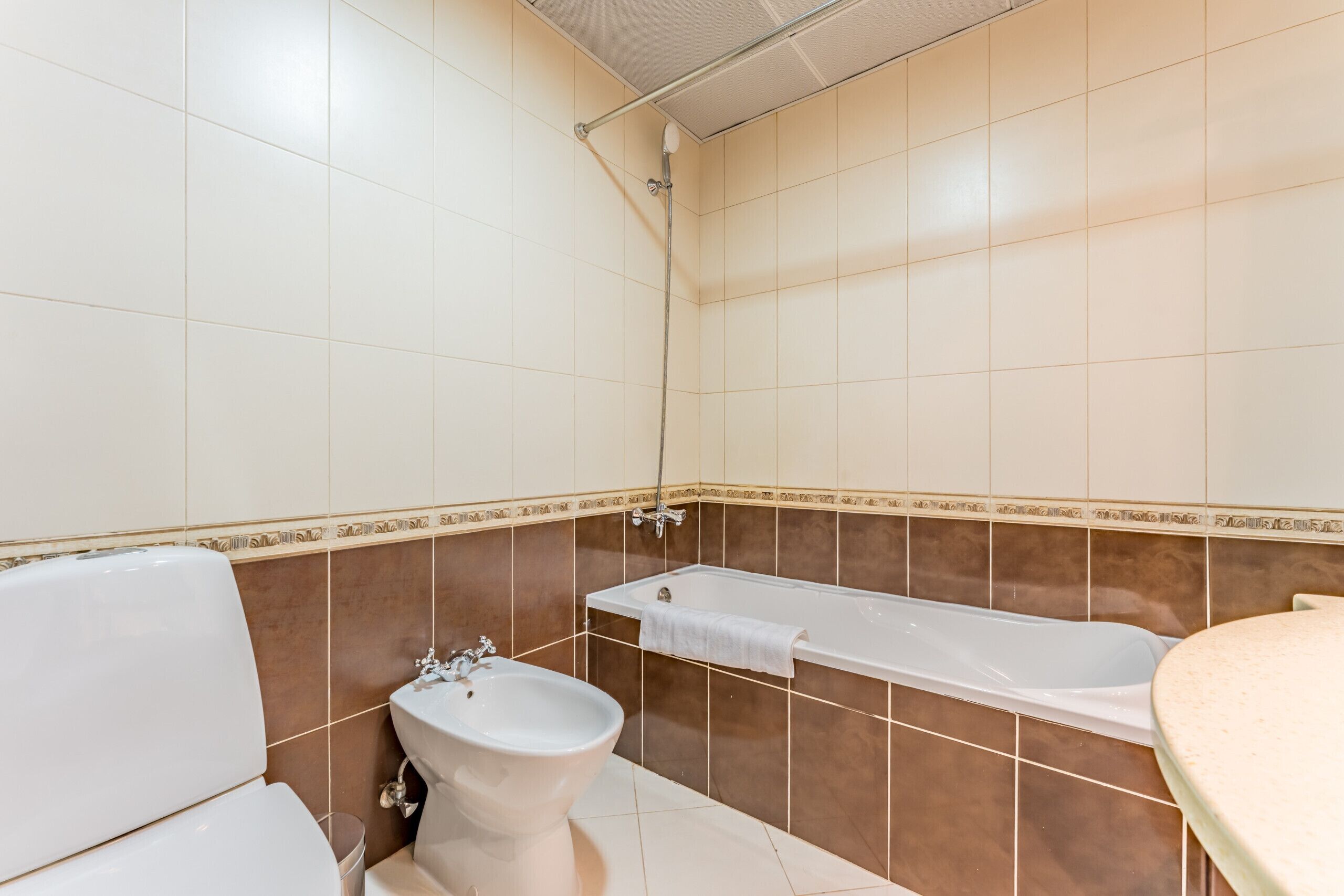 Dutxa, assecador de cabells, bidet i tovalloles 