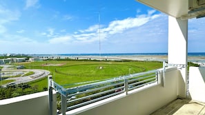 Okinawa SunSea/Entire Oceanfront 2BR Hotel Apartment/20 mins from Naha Airport | Terrace/patio