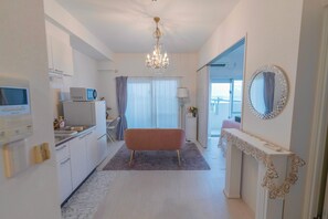 Una scrivania, postazione laptop, tende oscuranti, insonorizzazione