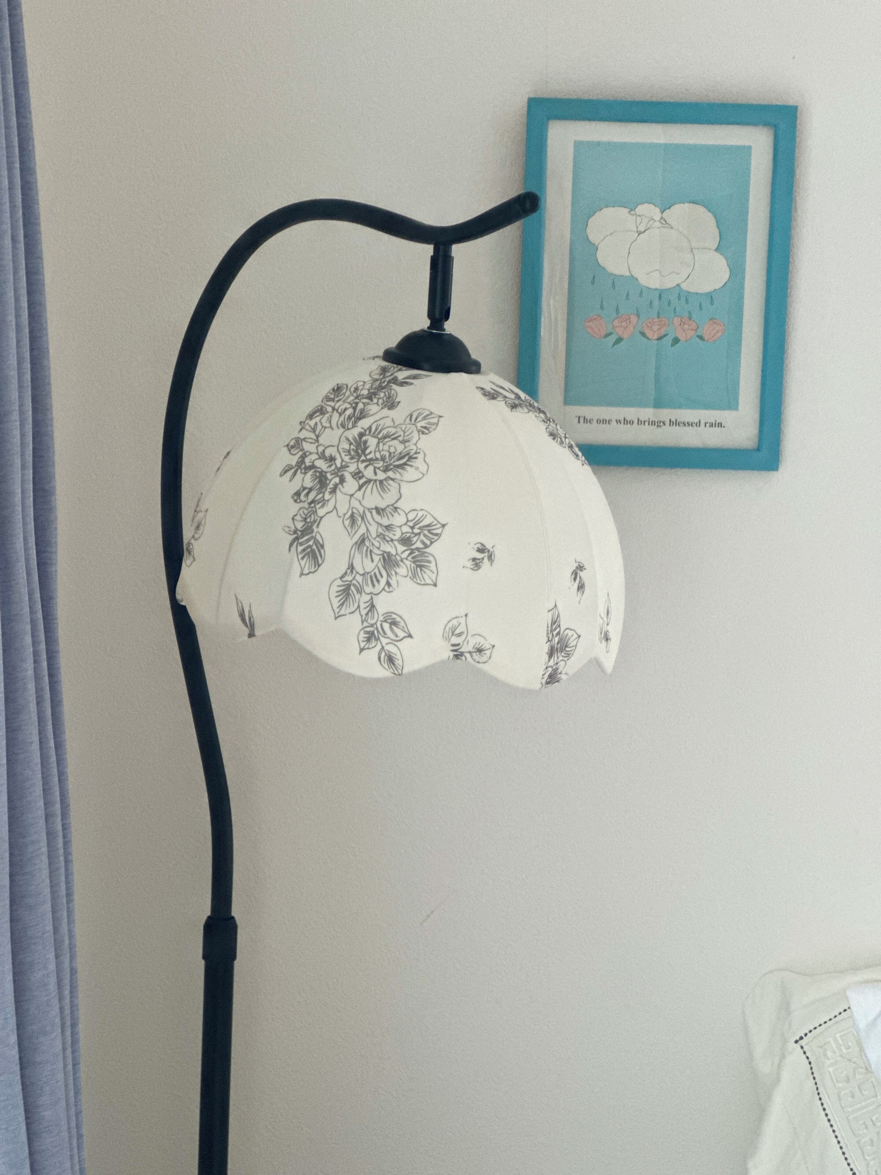 Une lampe murale ornée d’un motif floral.