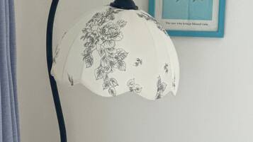 Une lampe murale ornée d’un motif floral.