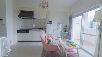 Een bureau, een laptopwerkplek, verduisterende gordijnen