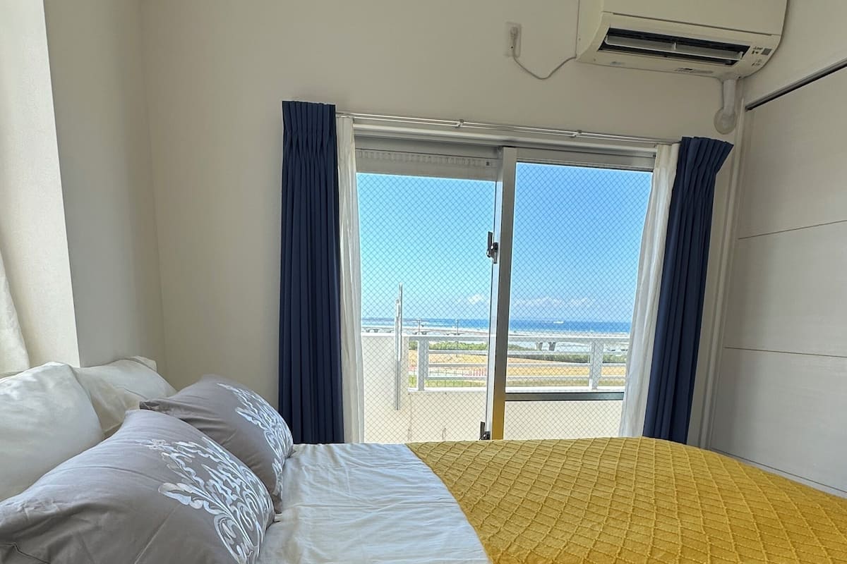 Senior appartement, uitzicht op oceaan | Een bureau, een laptopwerkplek, verduisterende gordijnen