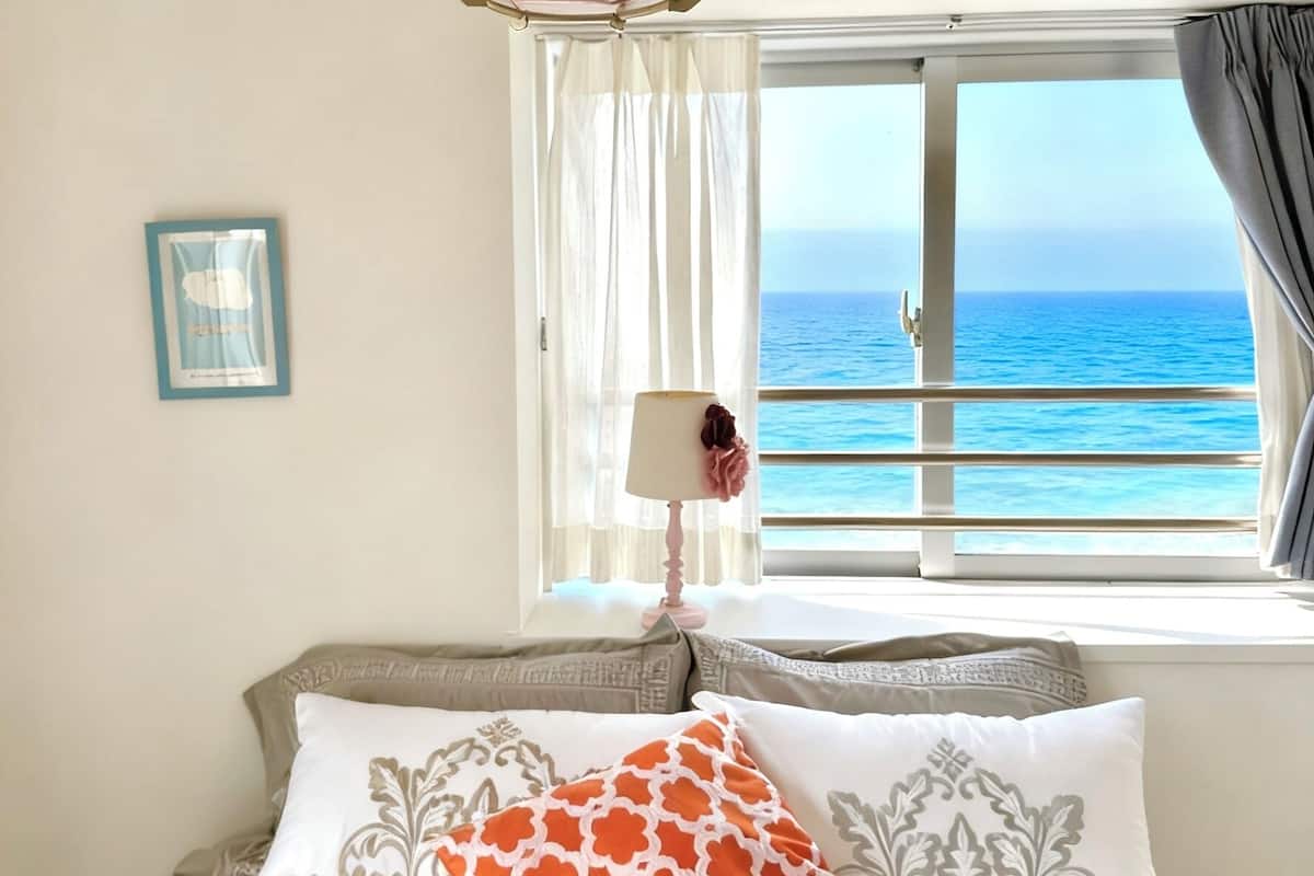 Een bureau, een laptopwerkplek, verduisterende gordijnen