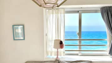 Een bureau, een laptopwerkplek, verduisterende gordijnen