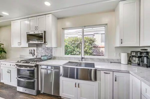 Pet Friendly Sunset Escape - Yard + Deck - Near San Diego