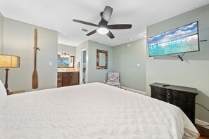 คอมฟอร์ทคอนโด, 1 ห้องนอน, ระเบียง, ริมชายหาด | ห้องพักตกแต่งอย่างมีเอกลักษณ์, ตกแต่งพิเศษโดยเฉพาะ, เตารีด/โต๊ะรีดผ้า