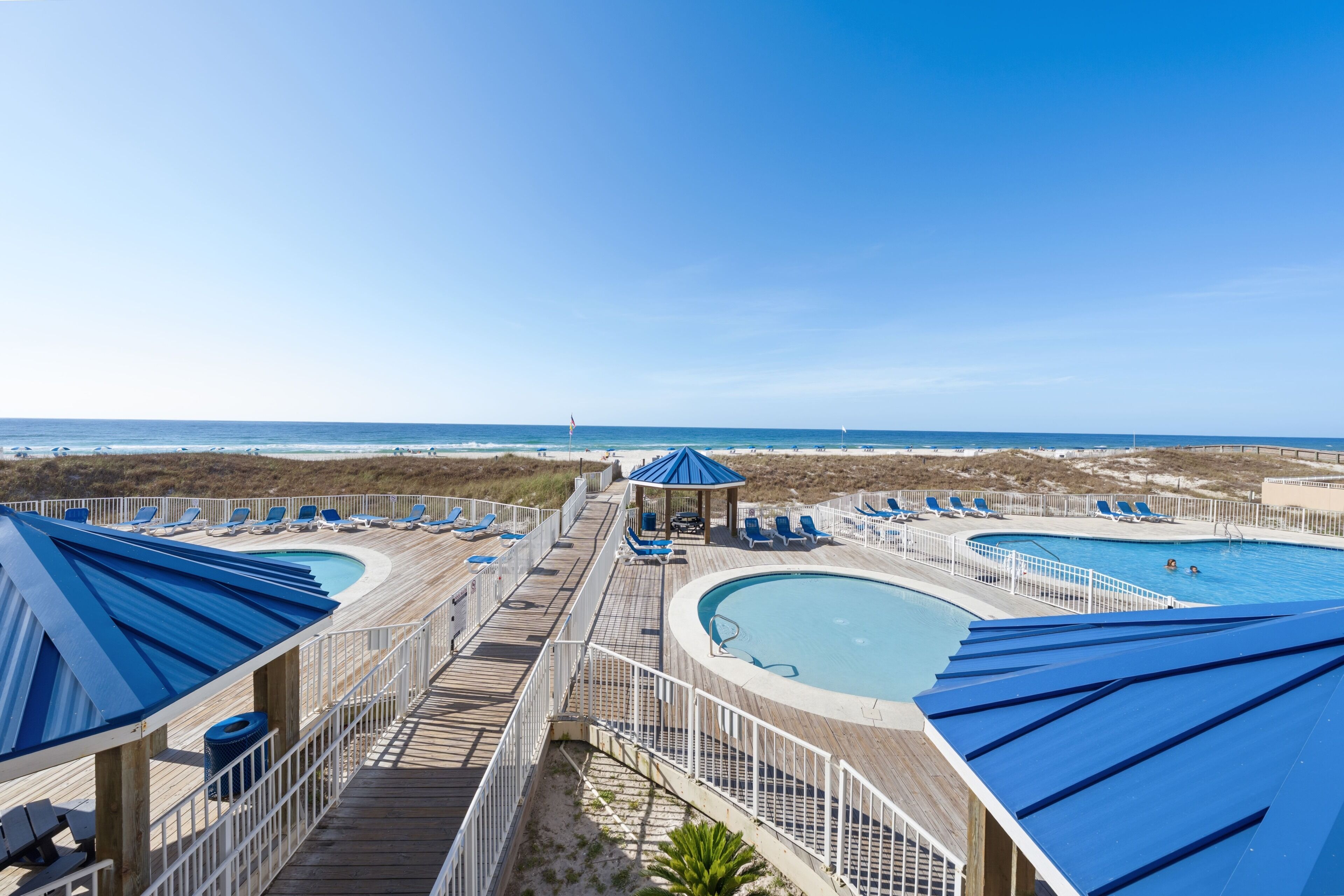 2 albercas al aire libre 