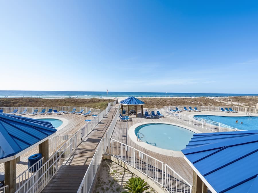 2 outdoor pools