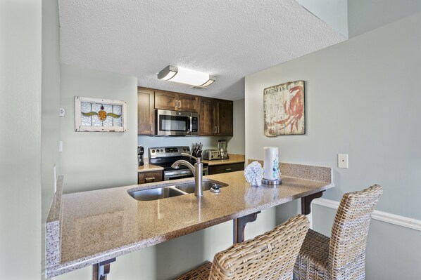 Comfort appartement, 1 slaapkamer, balkon, aan het strand | Privékeuken | Een koelkast, een microgolfoven, een oven, een kookplaat