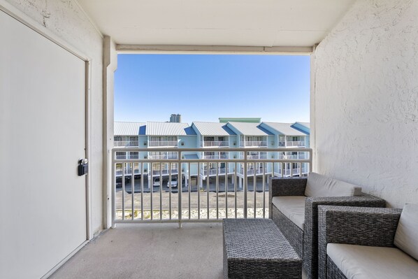 คอมฟอร์ทคอนโด, 1 ห้องนอน, ระเบียง, ริมชายหาด | ระเบียง