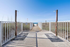 Private beach, sun-loungers, beach umbrellas - Sugar Beach 313 (Orange Beach)