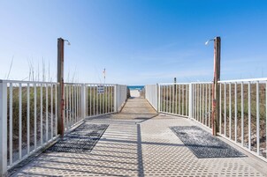 Playa privada, sillas reclinables de playa, sombrillas