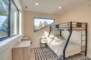 5 slaapkamers, een strijkplank/strijkijzer, internet, beddengoed
