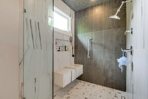 Hair dryer, towels - Game Room + Bar: Luxe ATL Escape Near Int’l Soccer (Atlanta)