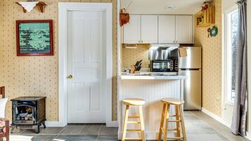 CafetiĂšre/bouilloire, batterie de cuisine, vaisselle et ustensiles