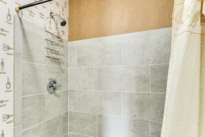 Hair dryer, towels - Fishing Pond + Trails: Outdoorsy Delphi Studio (Delphi)