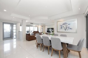 Dining - ATTENTION BEACH GOERS. 

LIVE ACROSS SCSRBOROUGH BEACH AND ENJOY THE SUNSET (Scarborough)