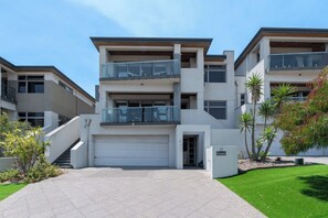 Exterior - ATTENTION BEACH GOERS. 

LIVE ACROSS SCSRBOROUGH BEACH AND ENJOY THE SUNSET (Scarborough)