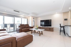 Living area - ATTENTION BEACH GOERS. 

LIVE ACROSS SCSRBOROUGH BEACH AND ENJOY THE SUNSET (Scarborough)