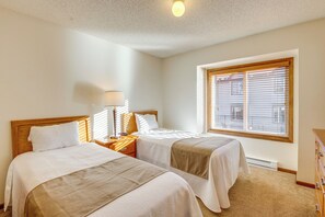 3 bedrooms, iron/ironing board, Internet, bed sheets - Steps to Free Ski Shuttle! Dtwn Winter Park Condo (Winter Park)