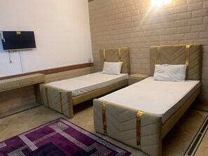 Twin Room | Free WiFi, bed sheets - Sapphire Lodge (Islamabad)