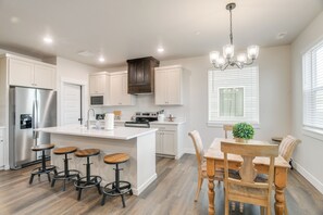 Fridge, microwave, stovetop, dishwasher - 2 Mi to Hospitals: Newly Built Idaho Falls Retreat (Idaho Falls)