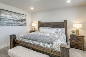 4 bedrooms, iron/ironing board, internet, bed sheets
