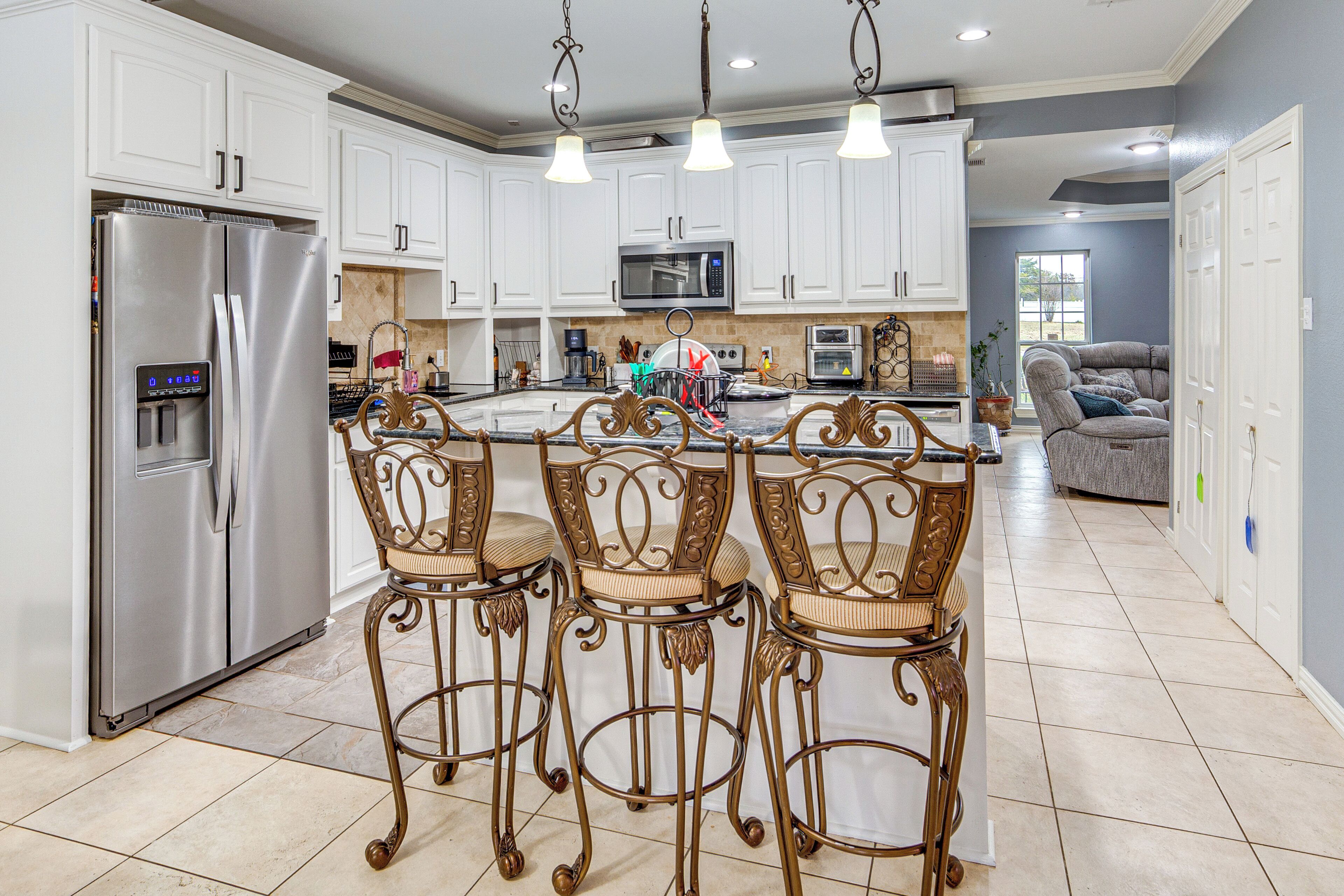 Frigorífic, microones, placa de cuina i cafetera i tetera 