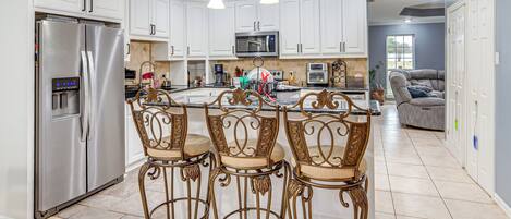 Frigorífic, microones, placa de cuina i cafetera i tetera