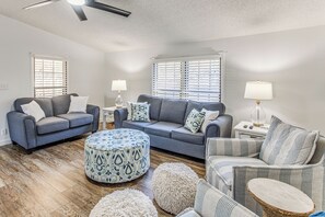 TV - Walk to Beach! Dog-Friendly Home in Murrells Inlet (Murrells Inlet)
