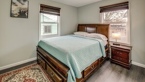 Room - 2 Mi to Motor Speedway! Indy Home w/ Fenced Yard (Indianapolis)
