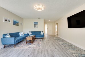 TV, books - Walk to Shops & Eats, 3 Mi to Beach! Hollywood Gem (Hollywood)
