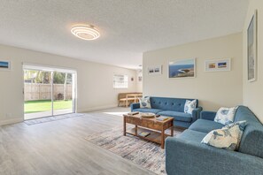 TV, books - Walk to Shops & Eats, 3 Mi to Beach! Hollywood Gem (Hollywood)