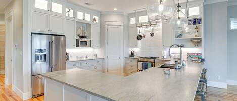 Een koelkast, een microgolfoven, een kookplaat, een vaatwasser