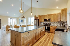 Fridge, microwave, stovetop, dishwasher - Mtn-View Gem Near Chico, Sage & Yellowstone! (Pray)