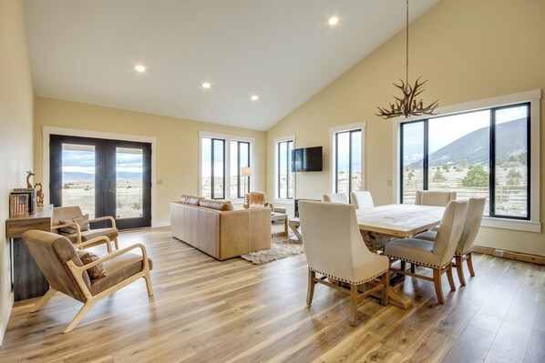 Interior - Mtn-View Gem Near Chico, Sage & Yellowstone! (Pray)