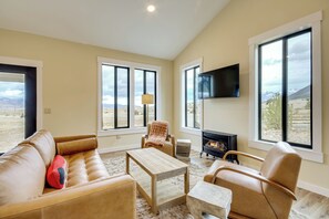 TV, fireplace, books - Mtn-View Gem Near Chico, Sage & Yellowstone! (Pray)
