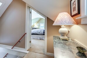 2 bedrooms, desk, iron/ironing board, internet