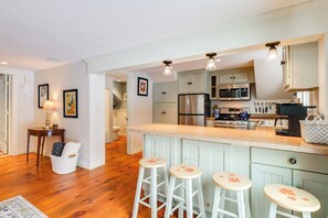 Fridge, microwave, stovetop, dishwasher