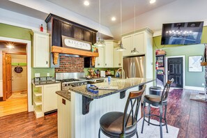 Kjøleskap, mikrobølgeovn, kokeplater og oppvaskmaskin